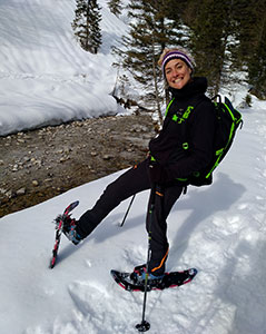 Caro_Schneeschuhwandern Guide der Schneeschuhwanderungen neben dem Bachfluss